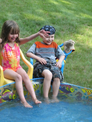 Linnea and Tim splashing (06-07-2008 15:46)