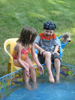 Linnea and Tim splashing (06-07-2008 15:46)