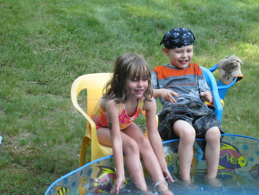 Linnea and Tim splashing (06-07-2008 15:46)