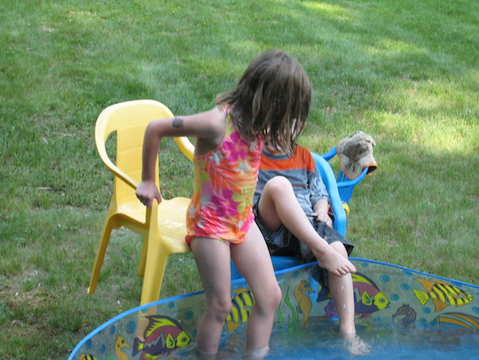 Linnea and Tim splashing (06-07-2008 15:46)
