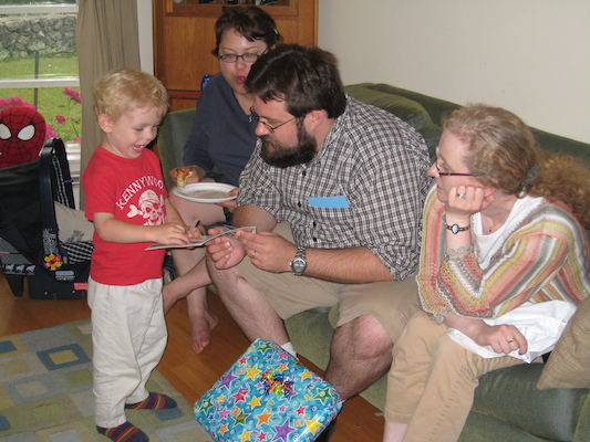 Cole, Xine, Juj and Marie opening presents (06-15-2008 17:32)