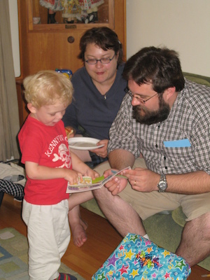 Cole, Xine, and Juj opening presents (06-15-2008 17:32)