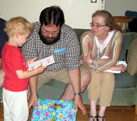 Cole, Xine, Juj and Marie opening presents (06-15-2008 17:32)