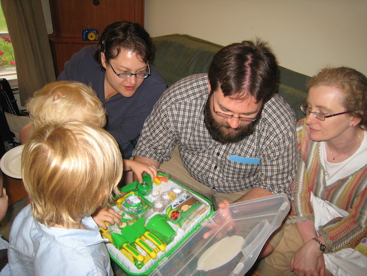 Owen, Cole, Xine, Juj and Marie opening presents (06-15-2008 17:33)