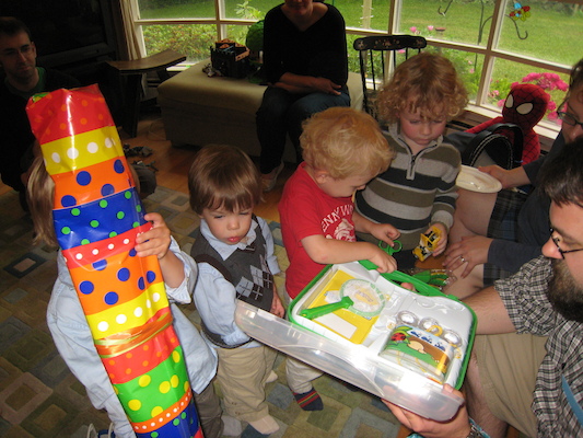 Owen, Finn, Cole, Kirk and Juj opening presents (06-15-2008 17:33)