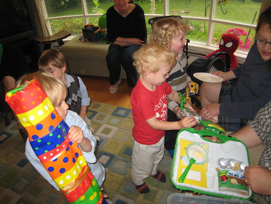 Owen, Finn, Cole, Kirk and Juj opening presents (06-15-2008 17:33)