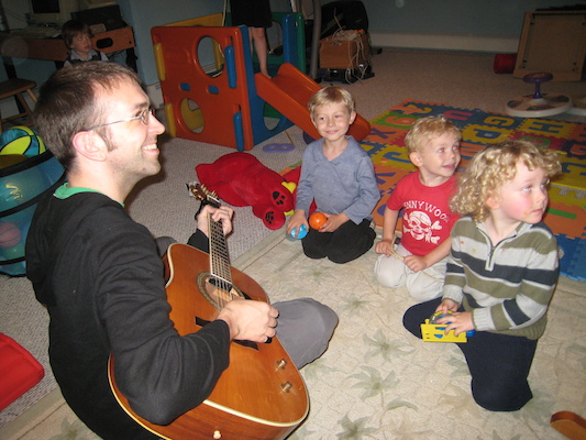 Aron playing to Tim, Cole and Kirk (06-15-2008 18:23)