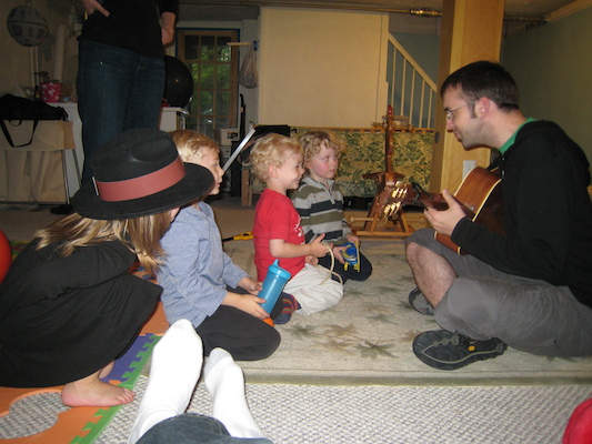 Aron playing to Emma, Tim, Cole and Kirk (06-15-2008 18:24)