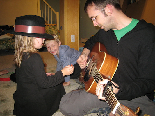 Emma playing guitar with Aron (06-15-2008 18:47)
