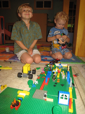 Tim and Cole with Tim's house (07-09-2008 18:15)