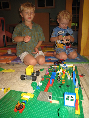 Tim and Cole with Tim's house (07-09-2008 18:15)