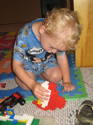 Cole with his LEGO building (07-09-2008 18:16)