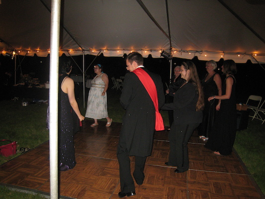 Sarah, Xine, Benj, Neville, Lelle dancing (07-12-2008 21:03)