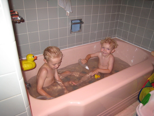 Tim and Cole in the tub (07-18-2008 17:15)