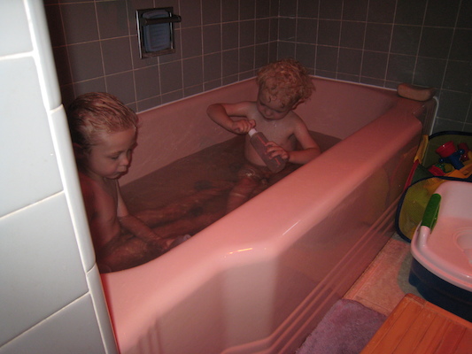 Tim and Cole in the tub (07-18-2008 17:15)