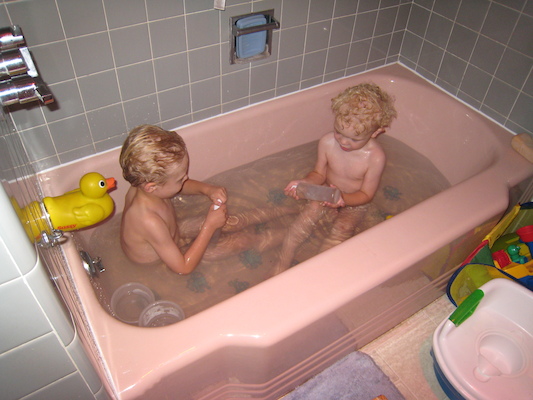 Tim and Cole in the tub (07-18-2008 17:15)