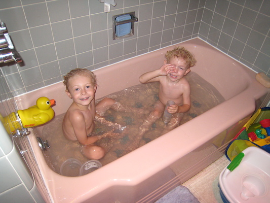 Tim and Cole in the tub (07-18-2008 17:15)
