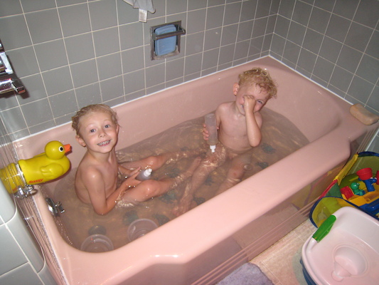 Tim and Cole in the tub (07-18-2008 17:15)