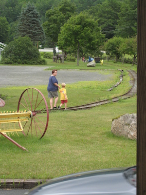 Xine and Tim on the train tracks (07-22-2008 09:17)