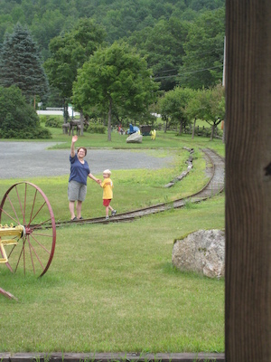 Xine and Tim on the train tracks (07-22-2008 09:17)