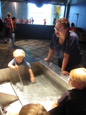 Cole, Xine and Tim at the iSci water table (07-24-2008 10:17)
