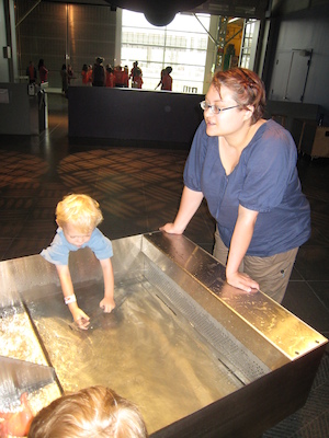 Cole and Xine at the iSci water table (07-24-2008 10:17)