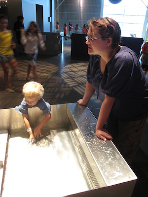 Cole and Xine at the iSci water table (07-24-2008 10:17)