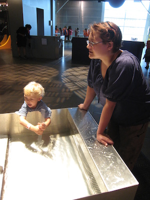 Cole and Xine at the iSci water table (07-24-2008 10:18)