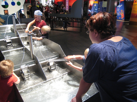 Tim, Cole and Xine at the iSci water table (07-24-2008 10:18)