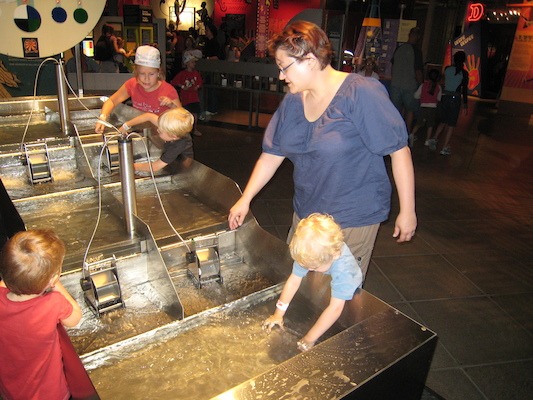 Tim, Cole and Xine at the iSci water table (07-24-2008 10:18)