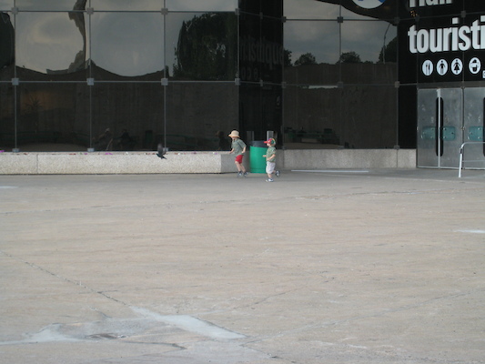 Tim and Cole chasing a pidgeon (07-25-2008 07:56)