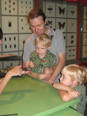 Ben, Cole and Tim looking at a beatle at the Insectarium (07-25-2008 09:09)
