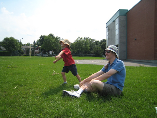 Tim and Ben launching a slingwing (07-26-2008 10:33)