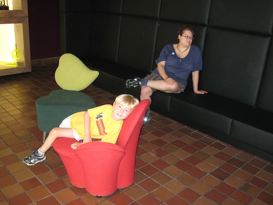 Tim, Xine and funky chair (07-27-2008 09:43)