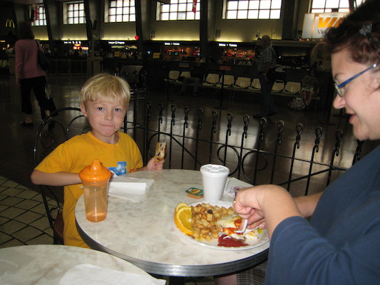 Tim and Xine eating (07-28-2008 07:10)