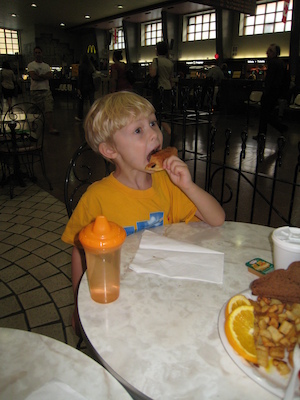 Tim eating (07-28-2008 07:11)