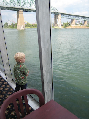 Cole looking out (07-28-2008 15:32)