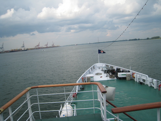 Looking over the bow (07-28-2008 15:43)