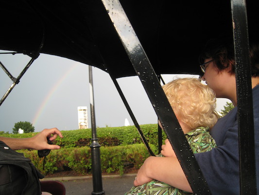 Cole and Xine looking at the rainbow (07-28-2008 18:13)