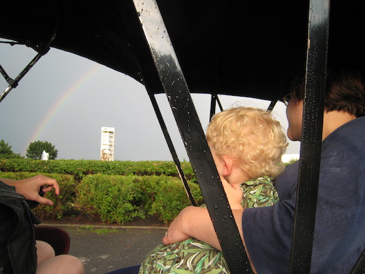 Cole and Xine looking at the rainbow (07-28-2008 18:14)