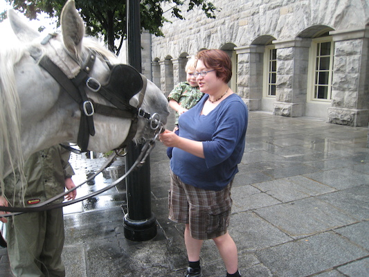 Cole and Xine feeding Duke the horse (07-28-2008 18:22)