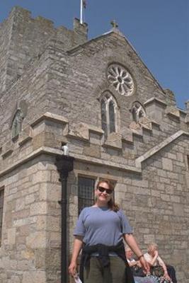 Xine in front of the castle buildings
