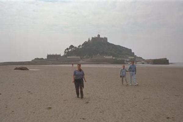 Xine, mum and dad on the sand