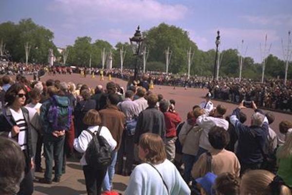 Marching soldiers & crowds at Buck house