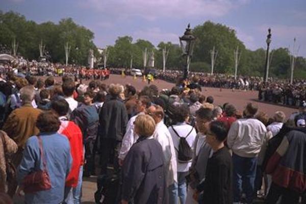 Marching soldiers & crowds at Buck house