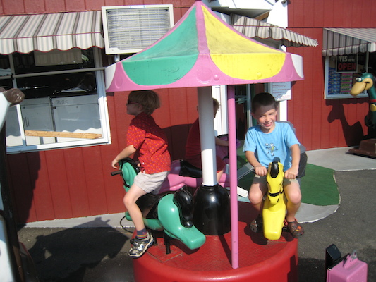Tal, Tim and Cole on the merry-go-round (08-16-2008 15:15)
