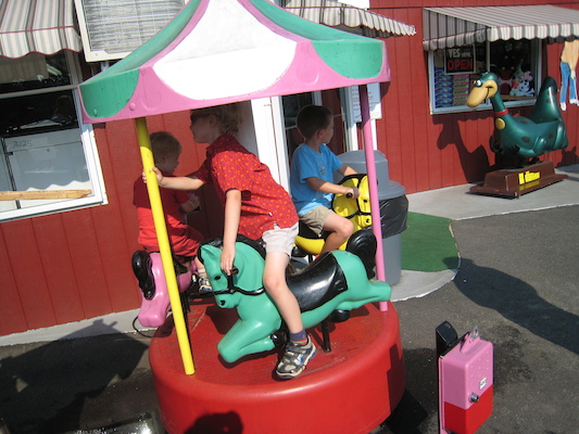 Tal, Tim and Cole on the merry-go-round (08-16-2008 15:16)