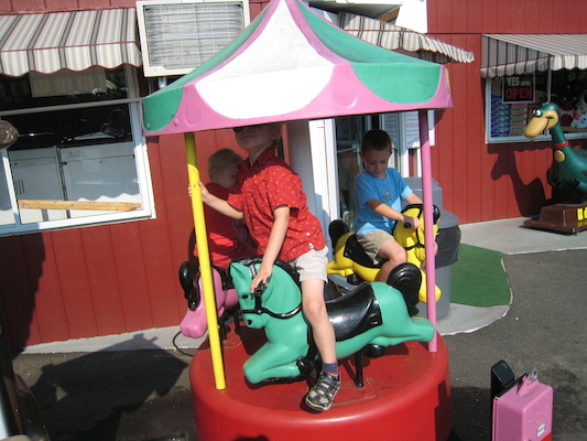 Tal, Tim and Cole on the merry-go-round (08-16-2008 15:16)