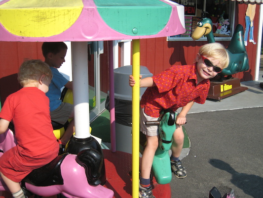 Tal, Tim and Cole on the merry-go-round (08-16-2008 15:16)