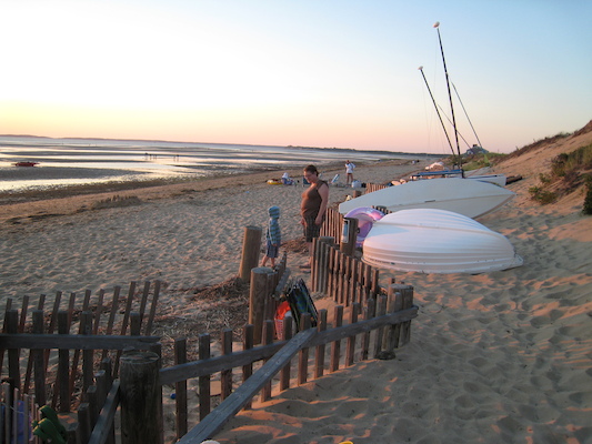 Cole and Xine on the beach (08-17-2008 18:23)